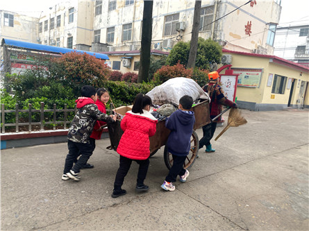帮清洁工奶奶推车.jpg