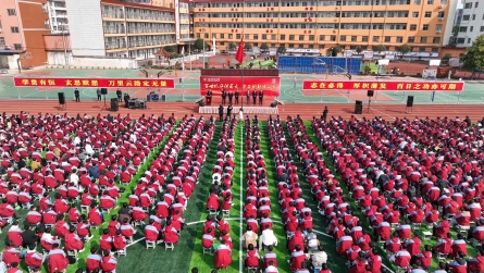 潢川高中举行2025届高三励志赋能报告会