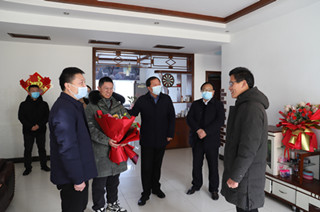 县领导张胜利看望慰问高中毕业班优秀学生代表