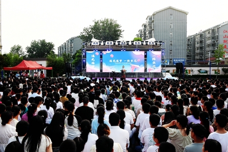 潢川五小举行“追光逐梦 一路生花”2023届学生毕业典礼