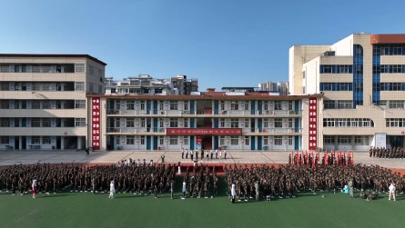 潢川县春申中学举行2023级新生军训汇报表演