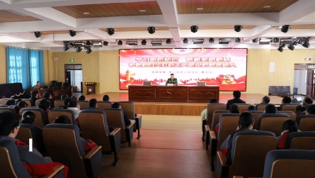 曹书斌为潢川四中师生上国防教育课